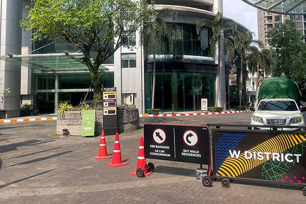 W District駐車場エリアの入口