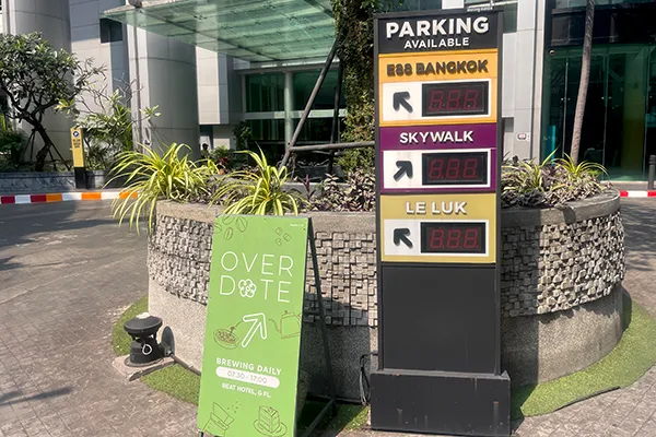 W Districtの各駐車場への案内板